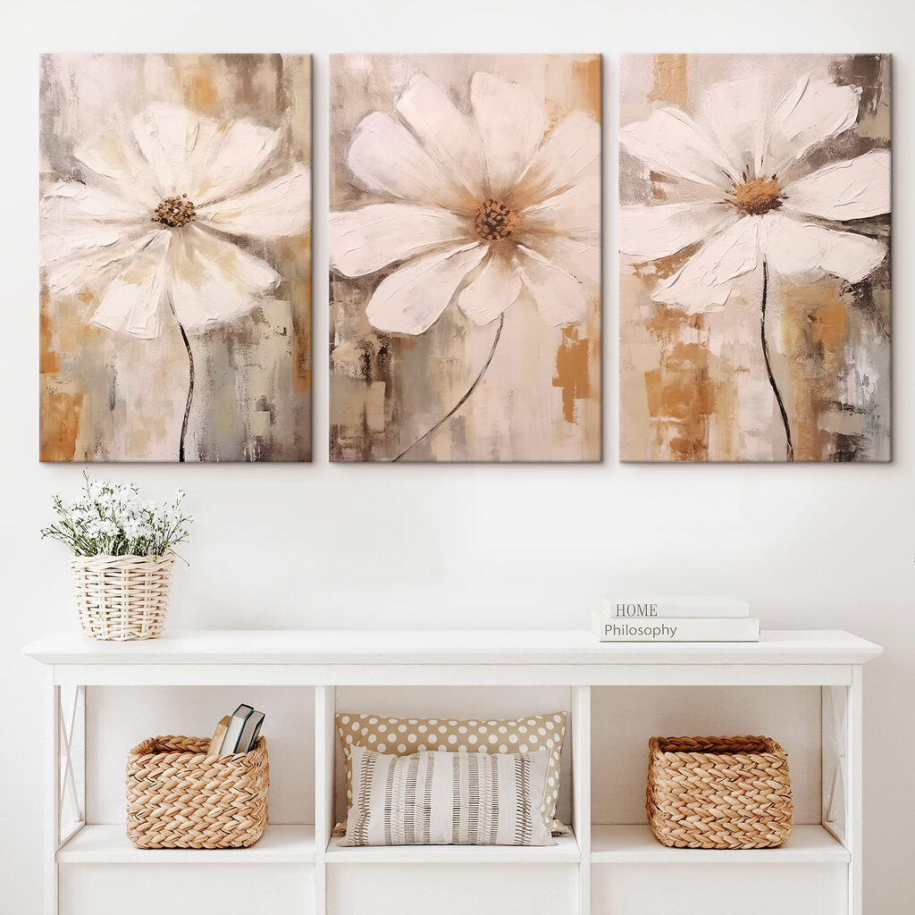 Blüten in warmem Licht in einem Interieur