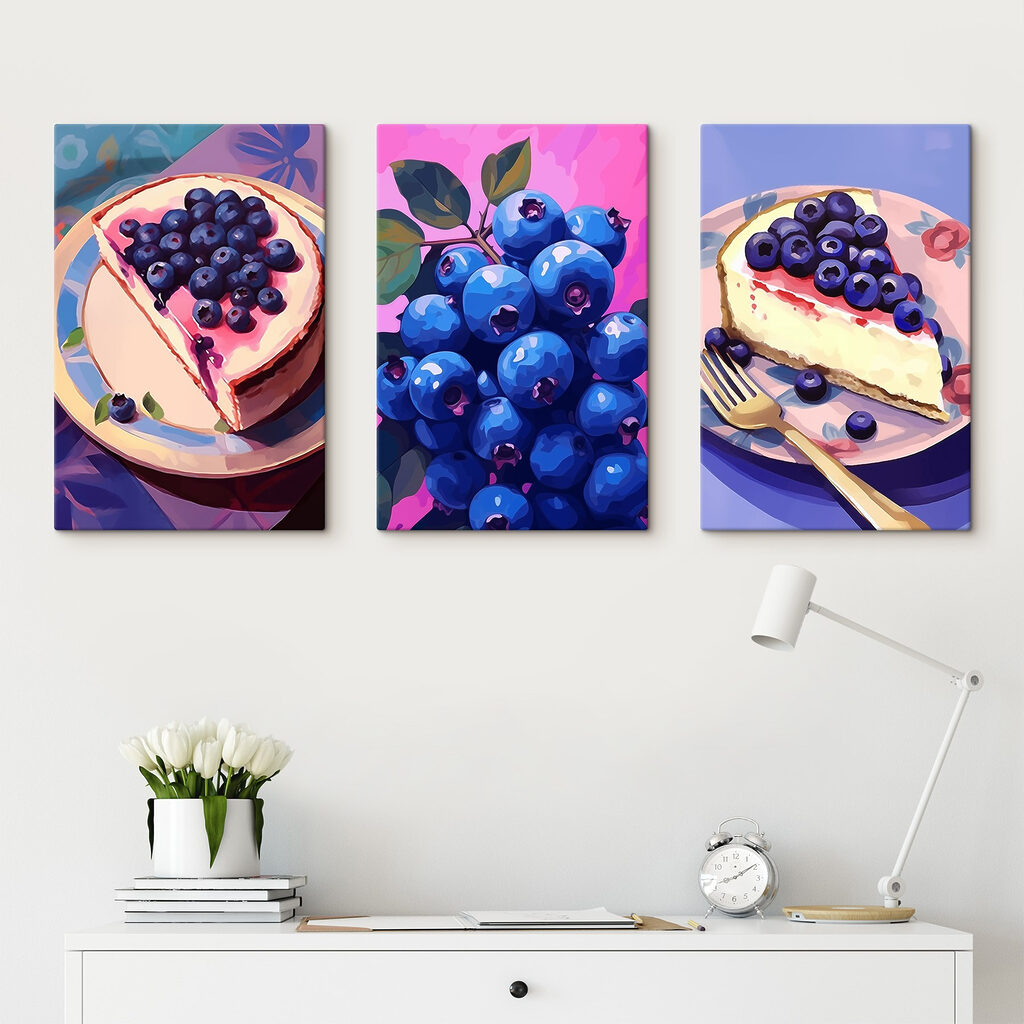Heidelbeeren und Käsekuchen in einem Interieur
