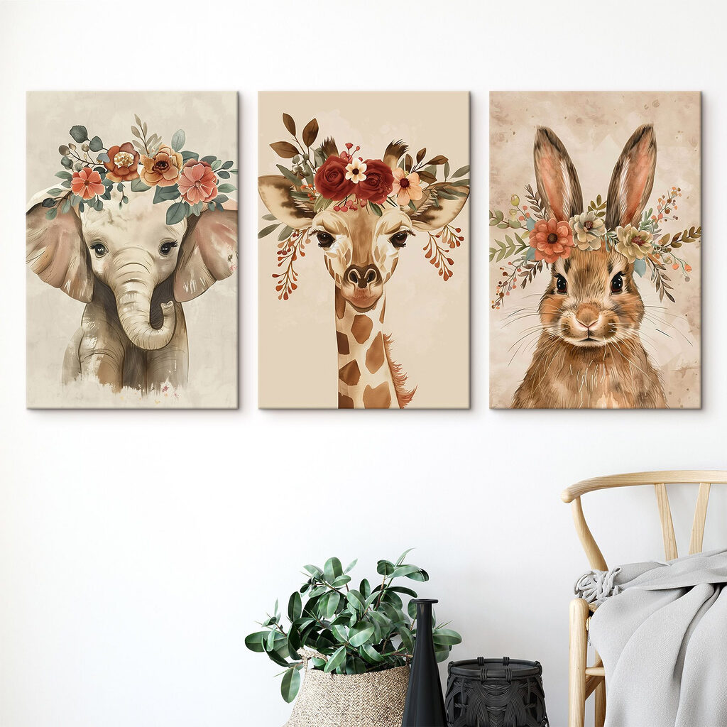 Tiere mit Blumenkronen in einem Interieur