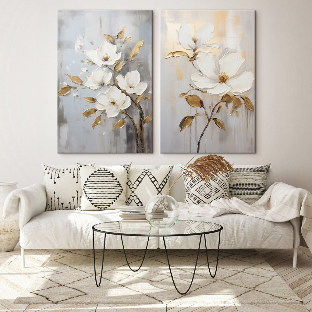 Weiße Magnolienblüten in einem Interieur