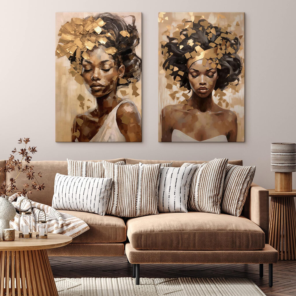 Kronen aus goldenen Blättern in einem Interieur