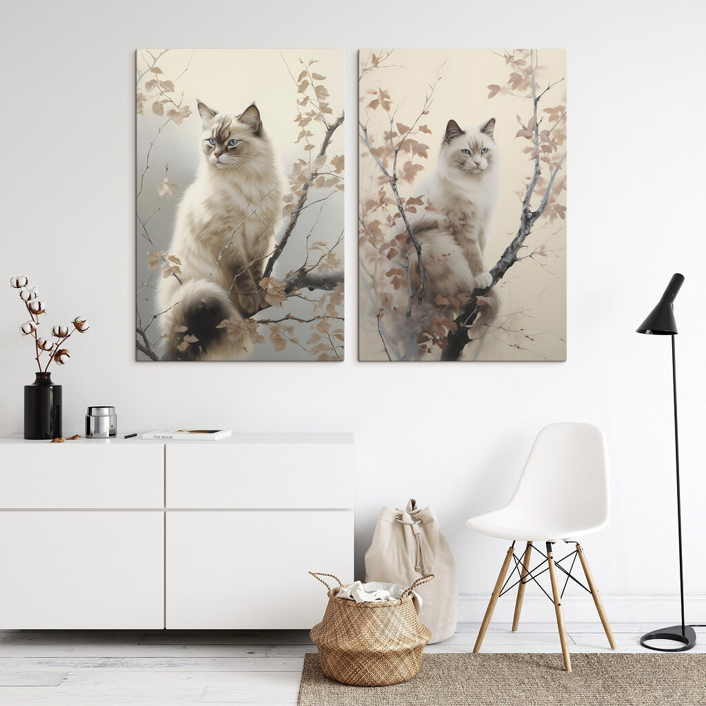 Katzen im Geäst in einem Interieur