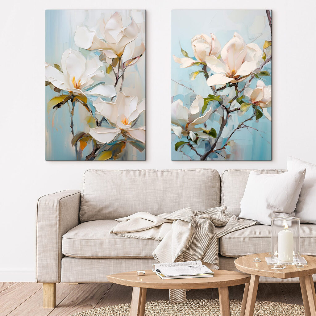 Weiße Magnolienzweige in einem Interieur