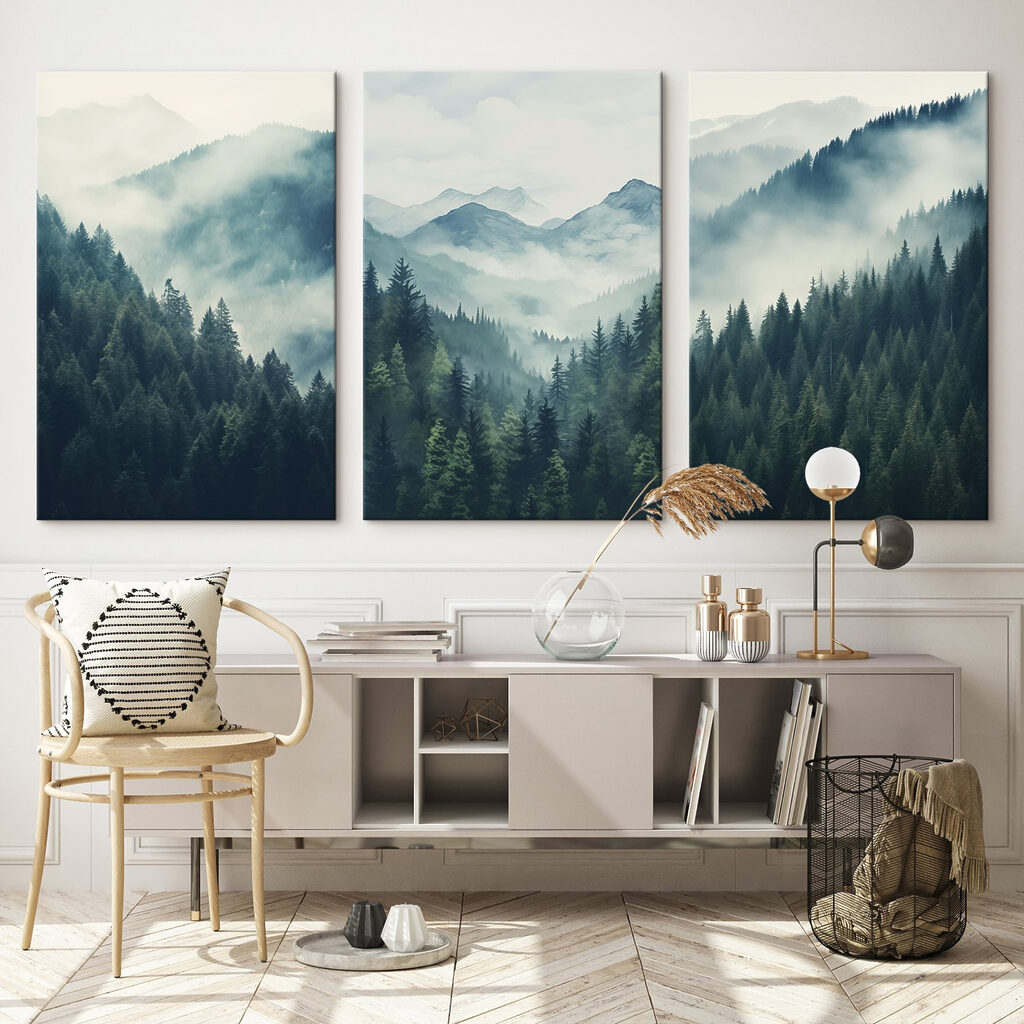Bergwald im Nebel in einem Interieur