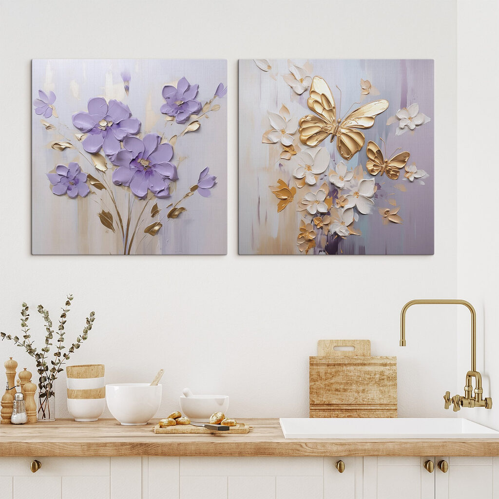 Schmetterlinge zwischen violetten Blüten in einem Interieur