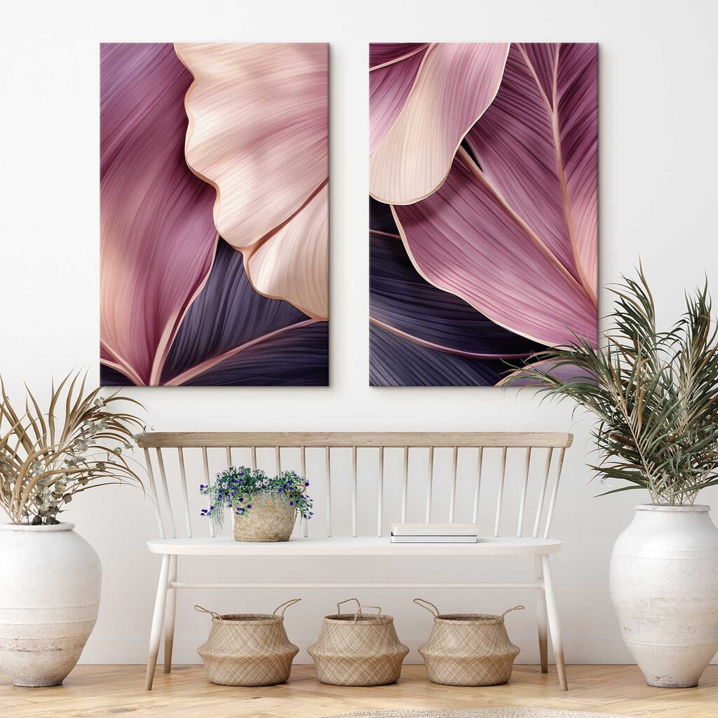 Rosa und violette Blätter in einem Interieur