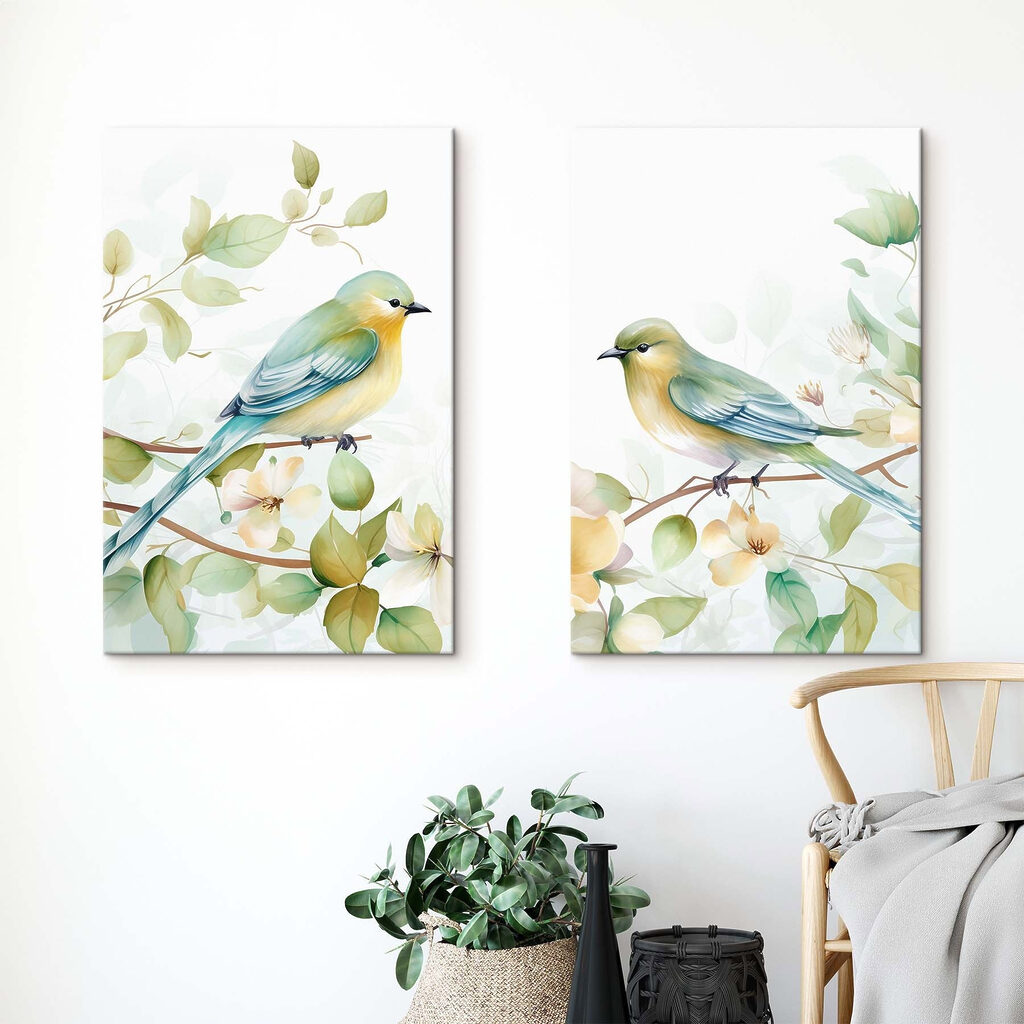 Vogelpaar zwischen Blüten in einem Interieur