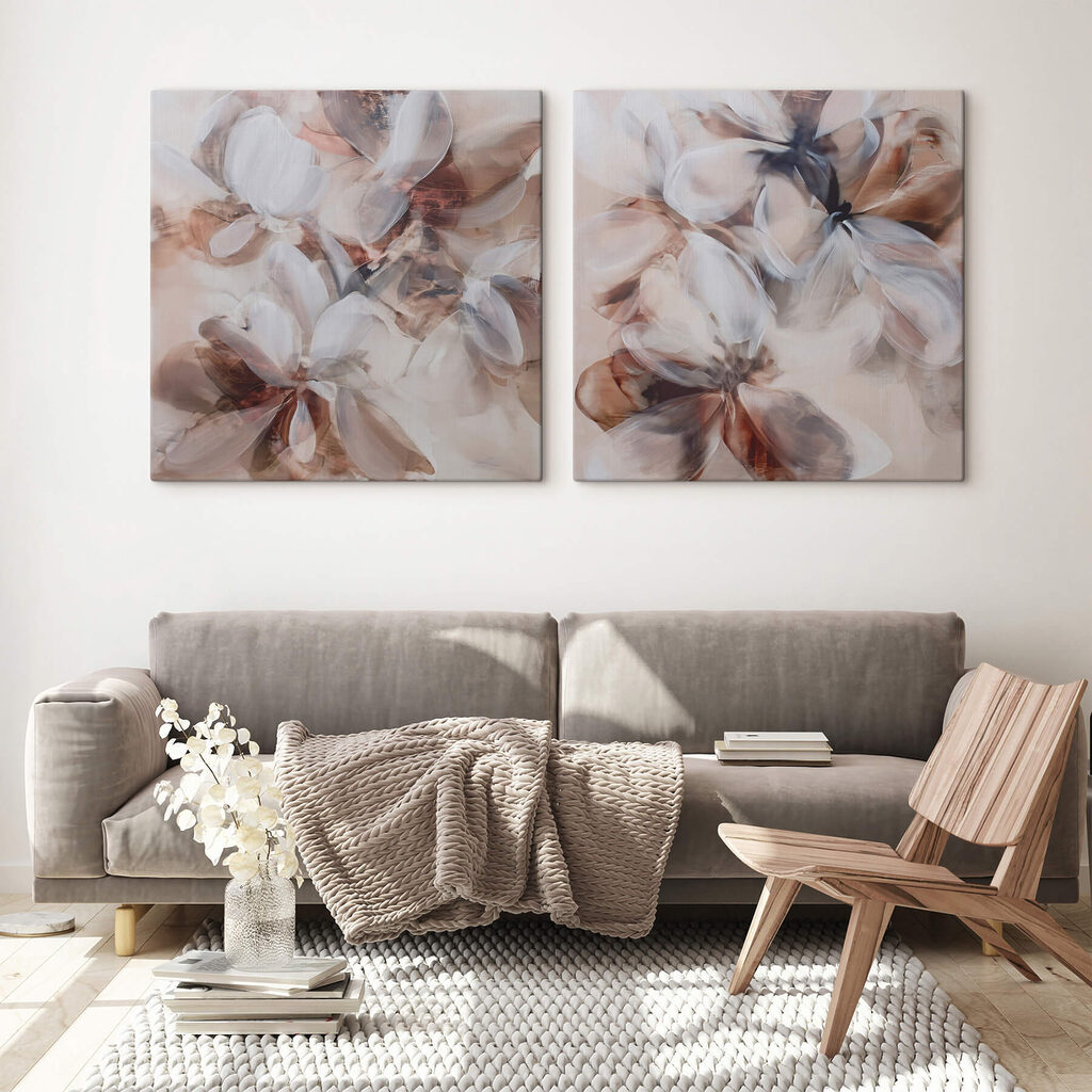 Blütenblätter in Bewegung in einem Interieur