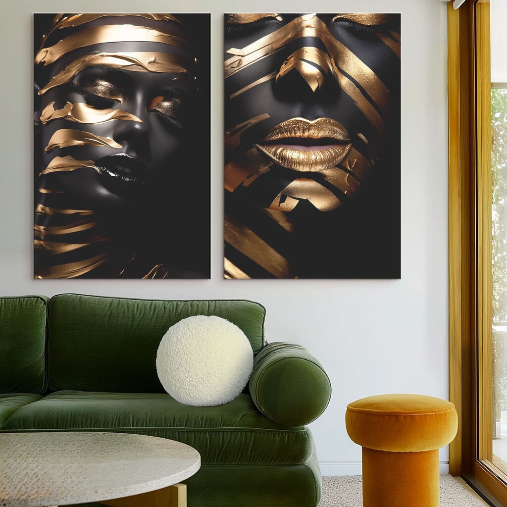 Porträts mit goldenen Bändern in einem Interieur