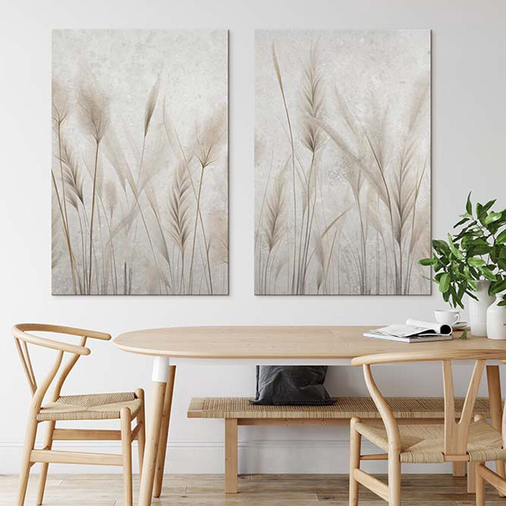 Gräserrispen auf hellem Grund in einem Interieur
