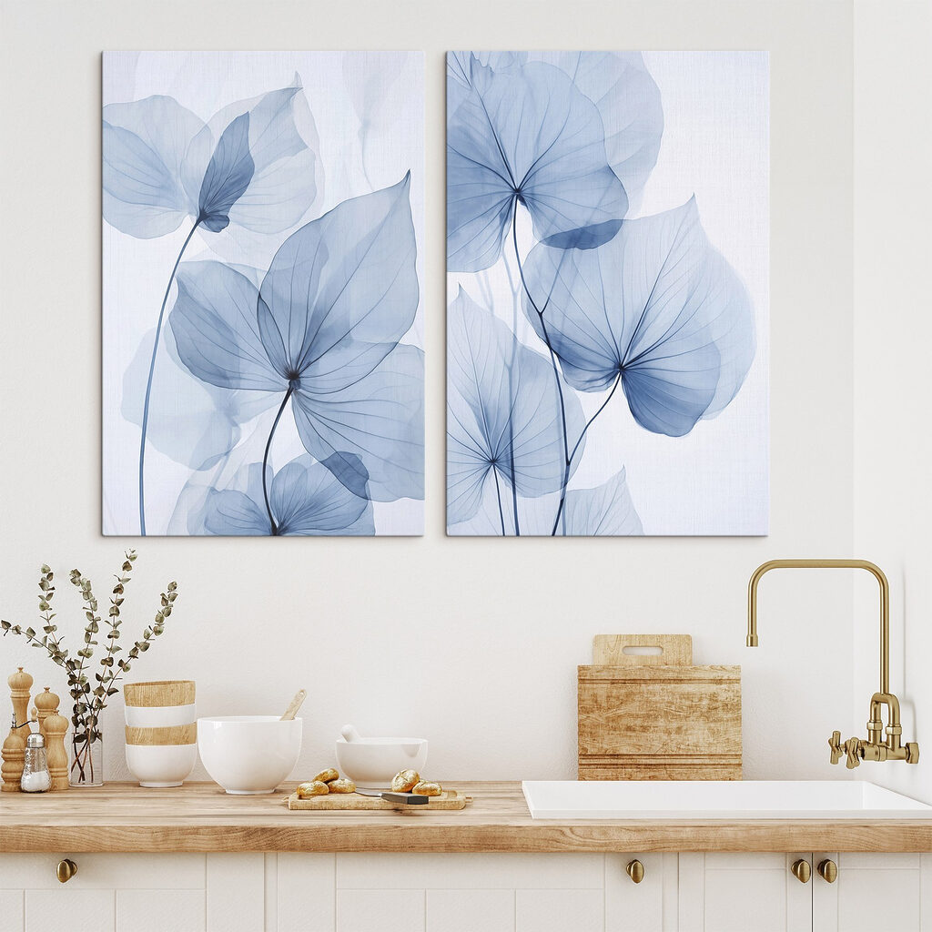 Durchsichtige Blätter in Blau in einem Interieur