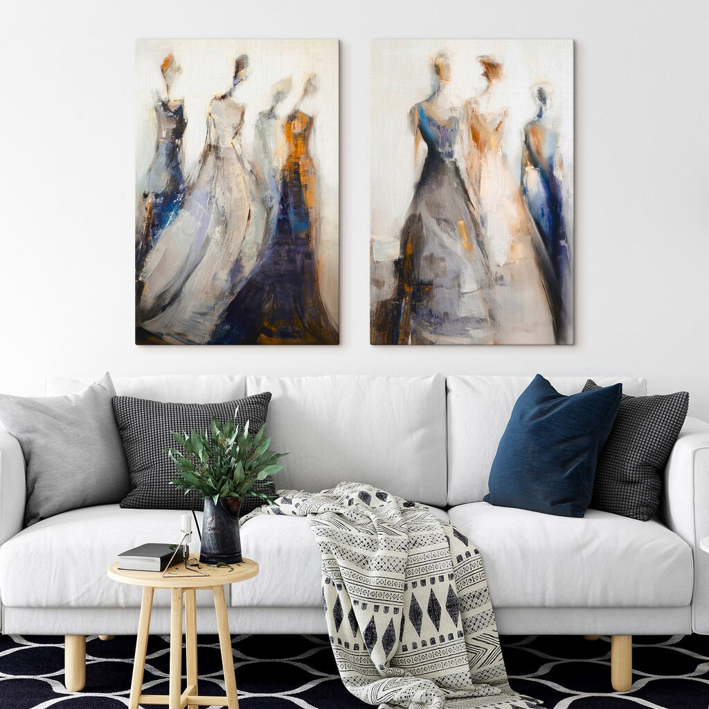 Damen in langen Kleidern in einem Interieur