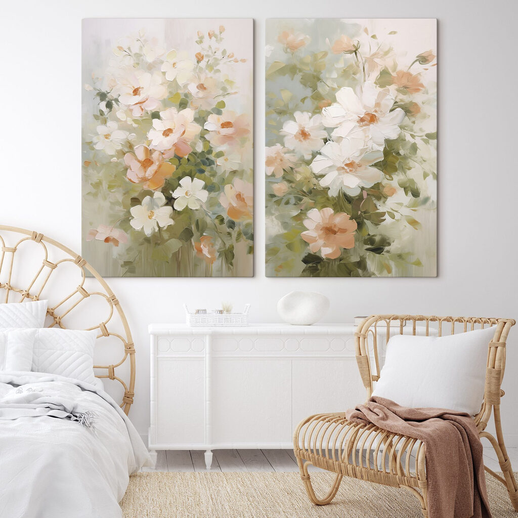 Blüten in Pfirsichtönen in einem Interieur
