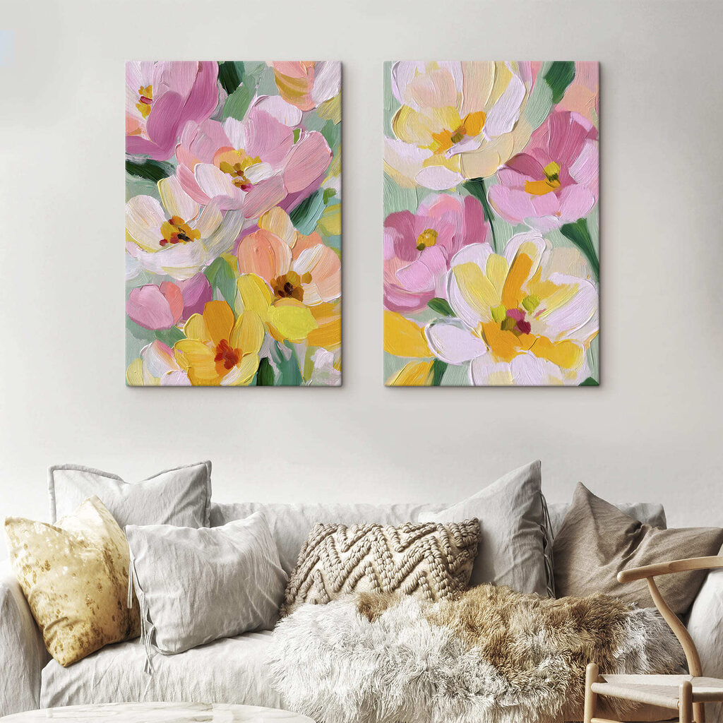 Blüten in leuchtenden Strichen in einem Interieur