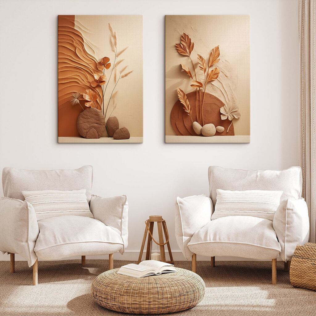 Blumen zwischen erdigen Formen in einem Interieur