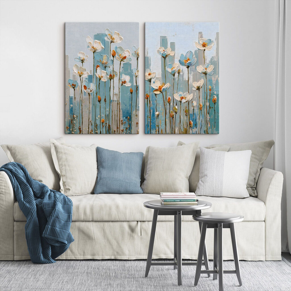 Blüten vor blauen Flächen in einem Interieur