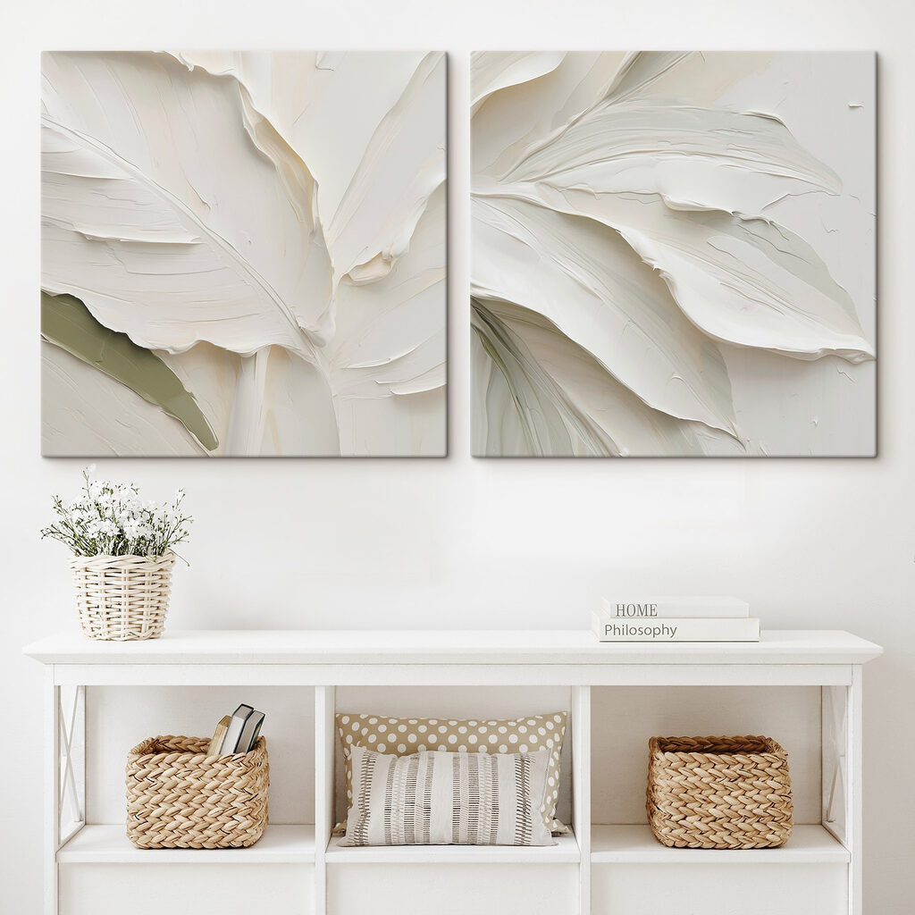 Weiße Blätter in Pinselstrichen in einem Interieur