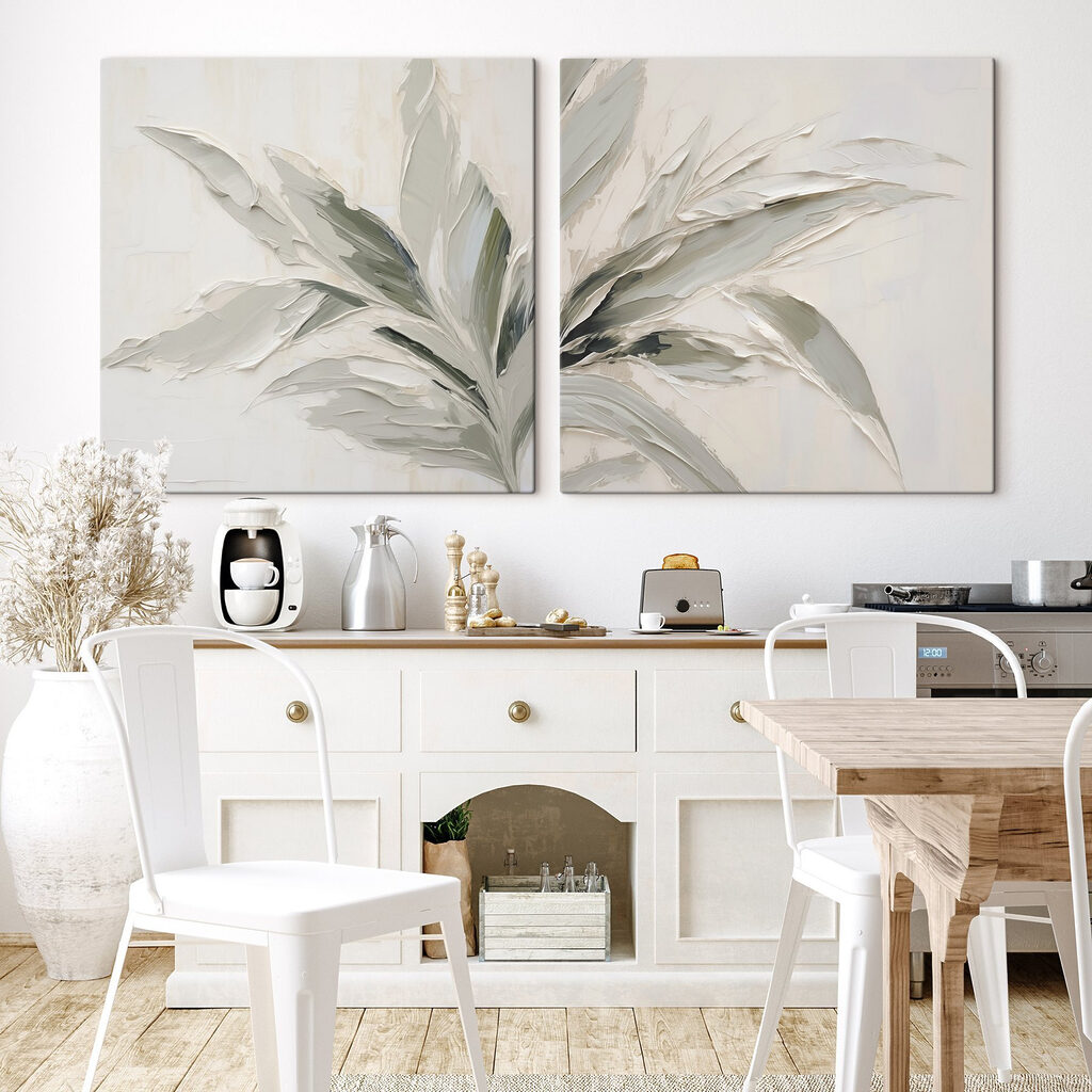 Blätter in sanften Strichen in einem Interieur