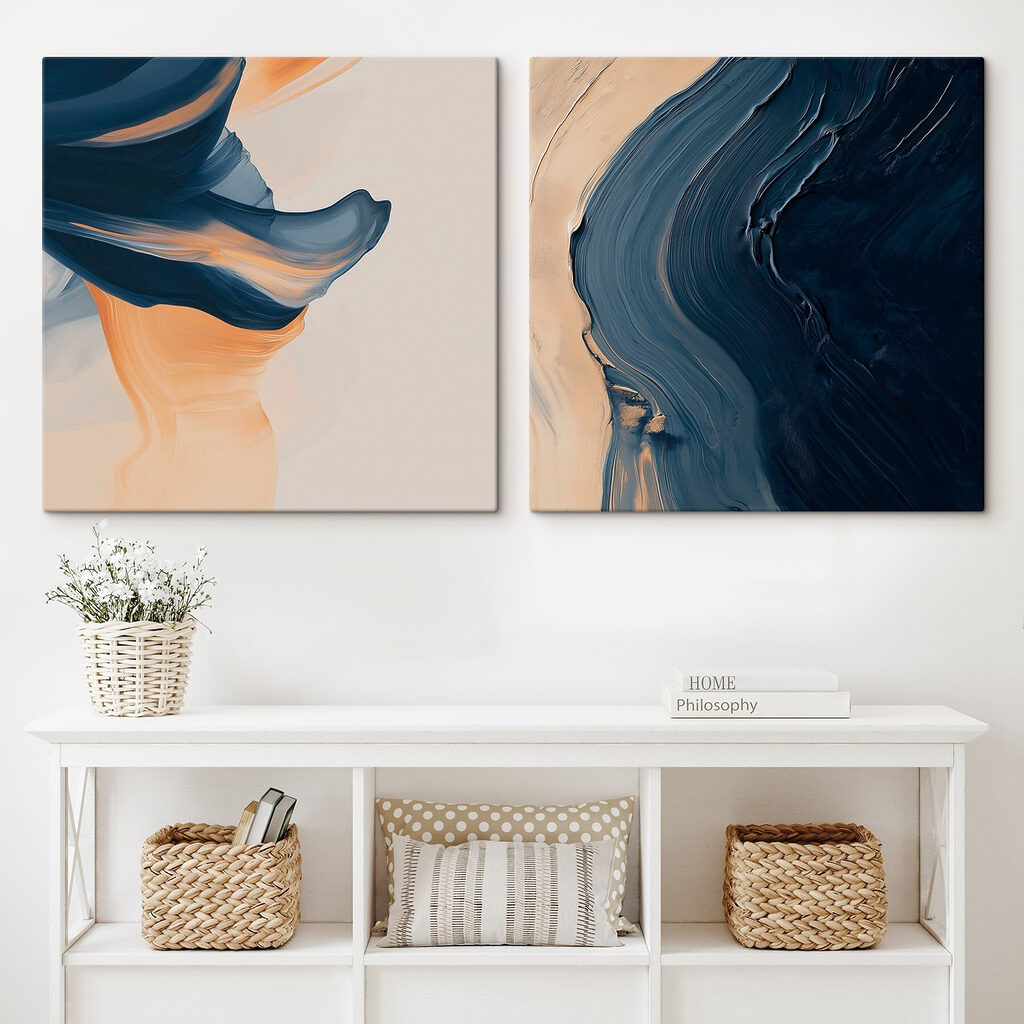 Tiefblaue Pinselströme in einem Interieur