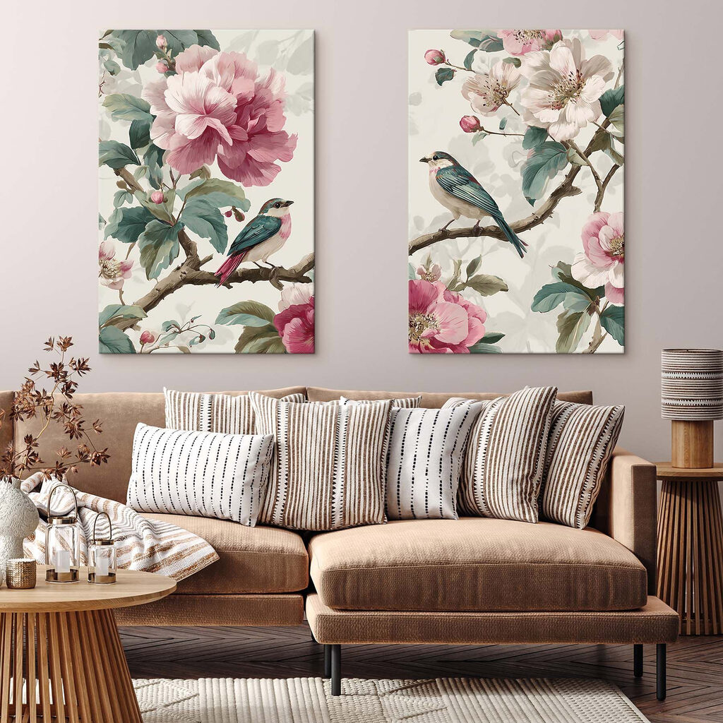 Vögel zwischen rosa Blüten in einem Interieur
