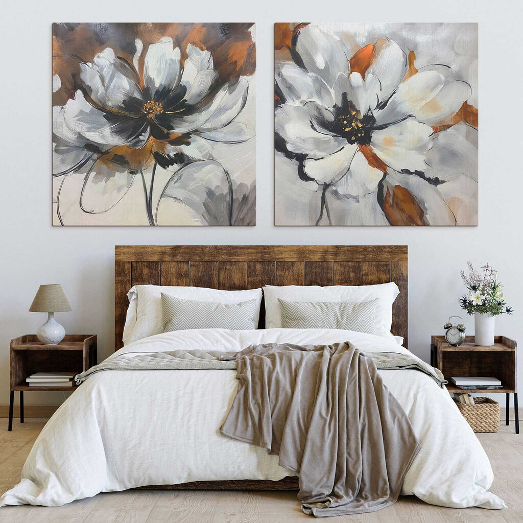 Blüten mit dunklen Herzen in einem Interieur