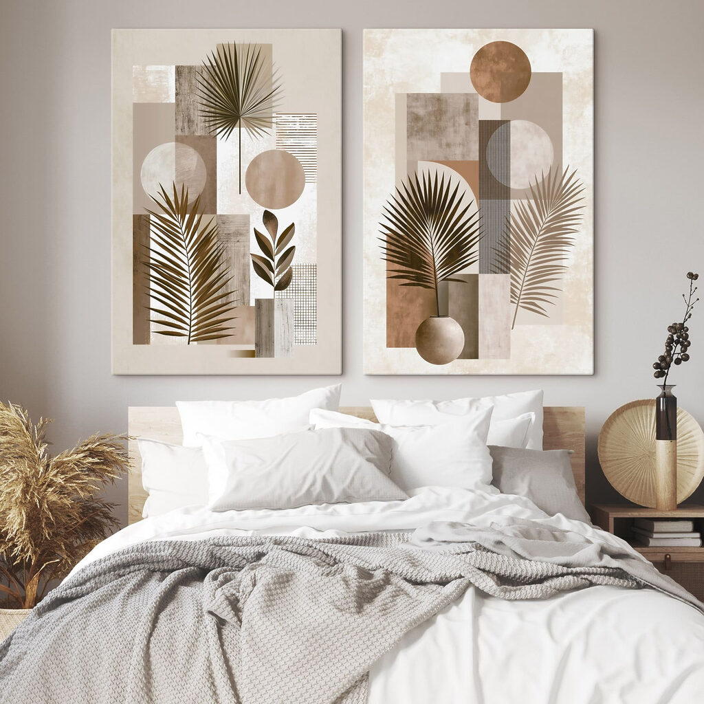 Palmzweige zwischen ruhigen Flächen in einem Interieur
