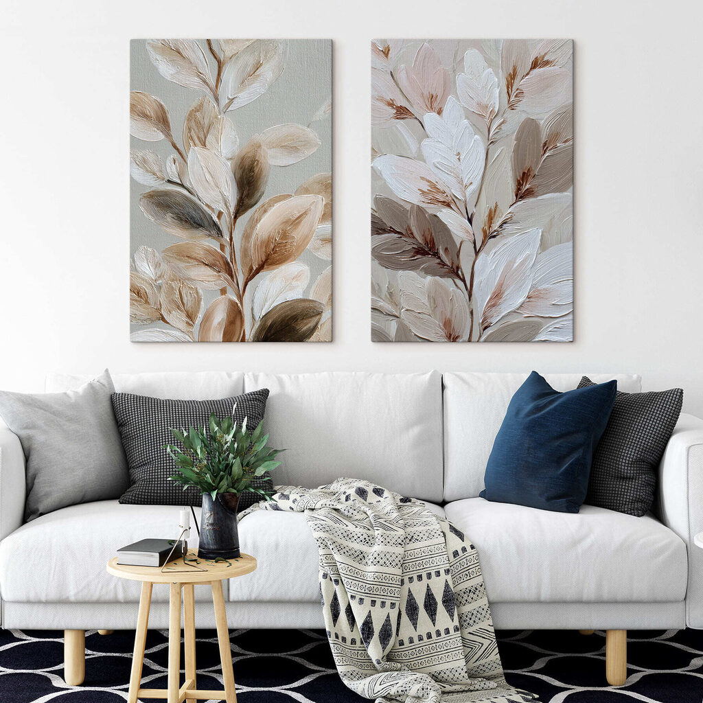 Weiße und braune Zweiglein in einem Interieur