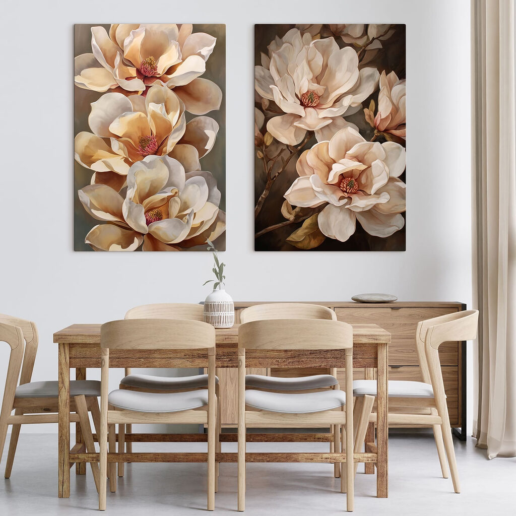 Große Blüten im Gleichklang in einem Interieur
