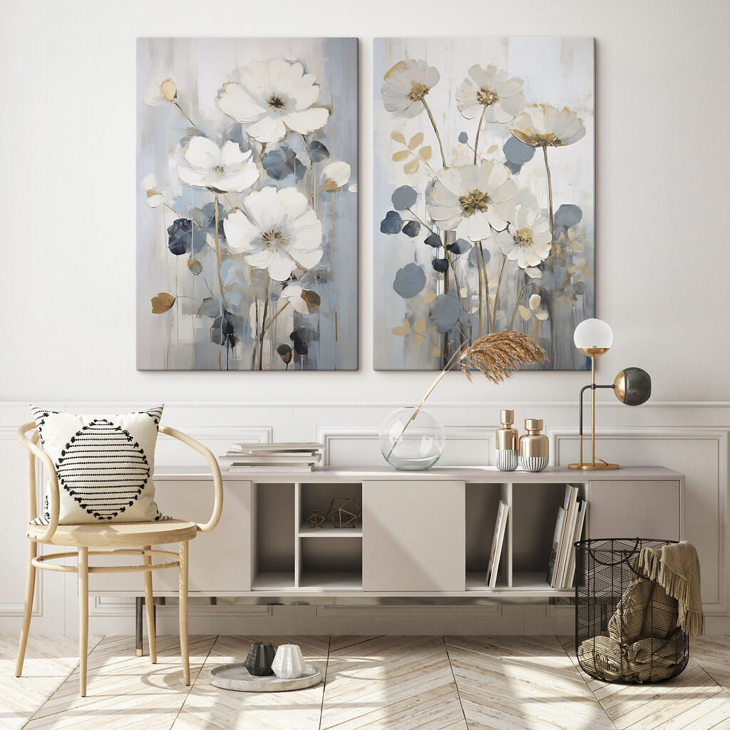 Weiße Blüten auf Graublau in einem Interieur
