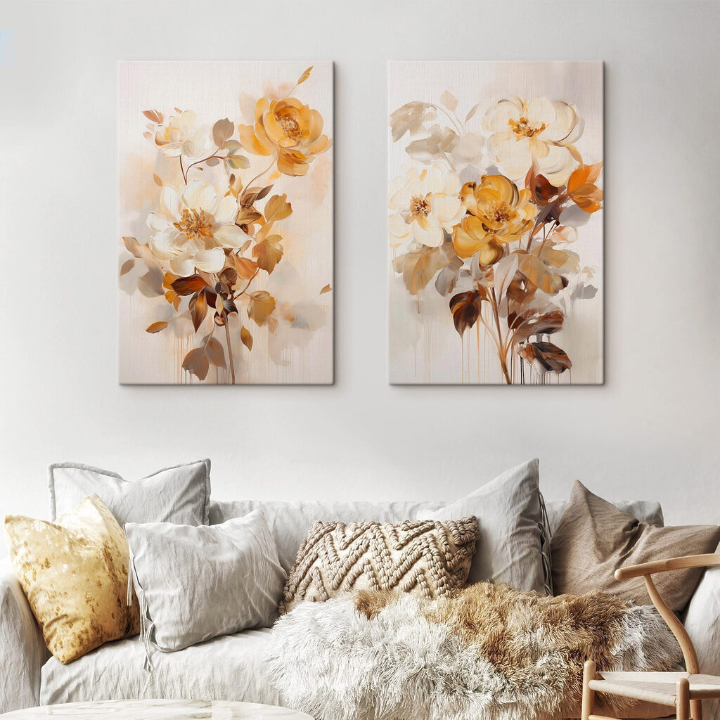 Goldene Blüten auf Weiß in einem Interieur