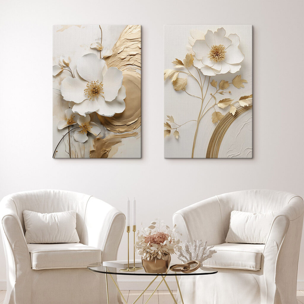 Weiße Blüten und Gold in einem Interieur