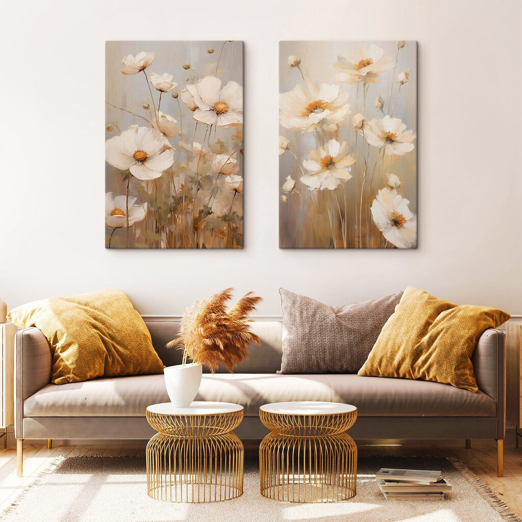 Weiße Blumen über Gräsern in einem Interieur