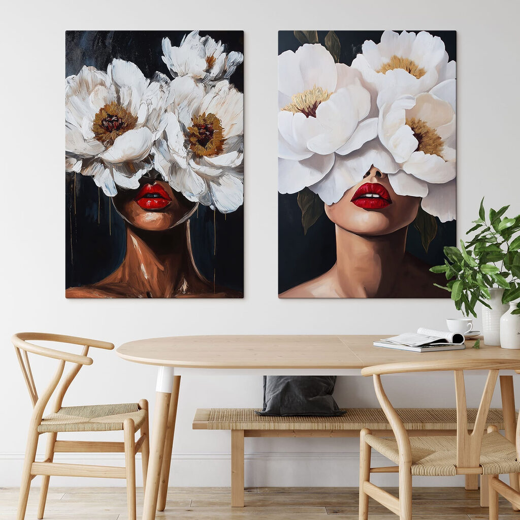 Hinter weißen Blüten in einem Interieur