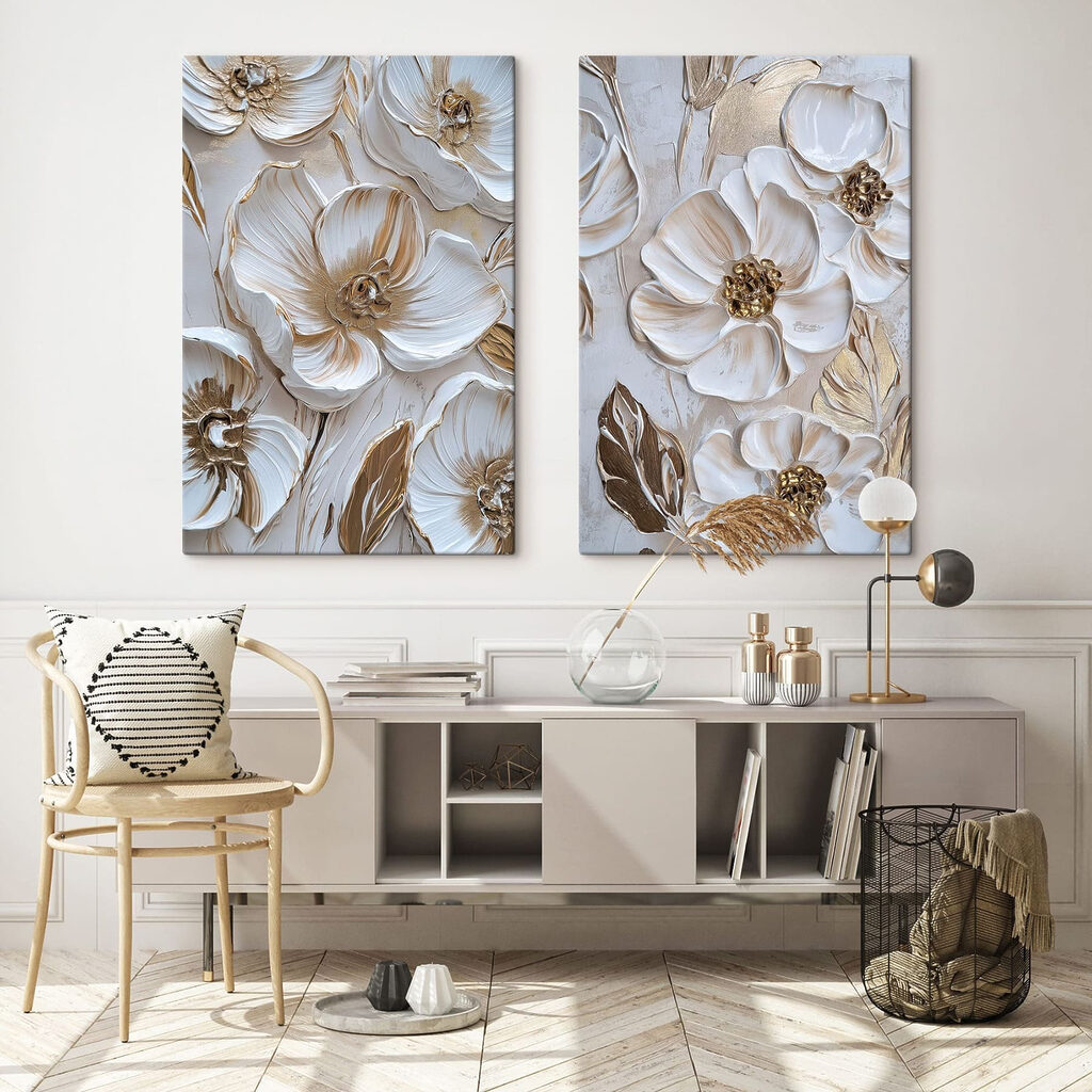 Blüten in goldenen Schwüngen in einem Interieur