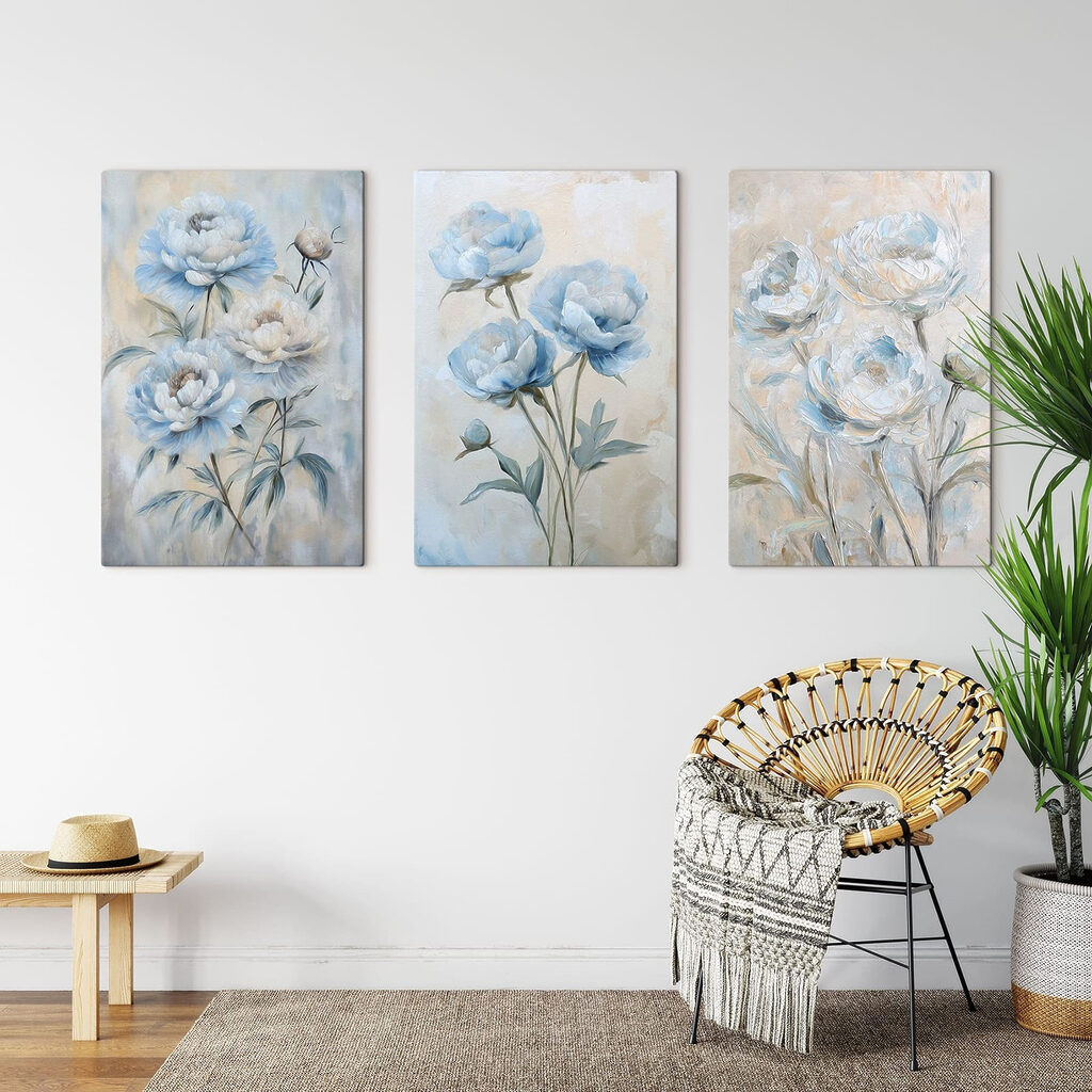 Gemalte blaue Blüten in einem Interieur