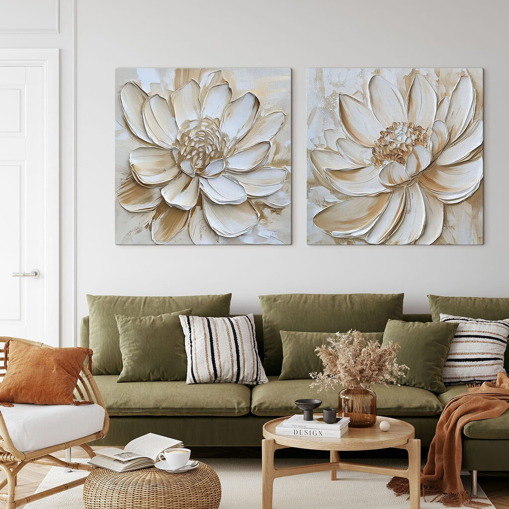 Blüte mit goldener Kontur in einem Interieur