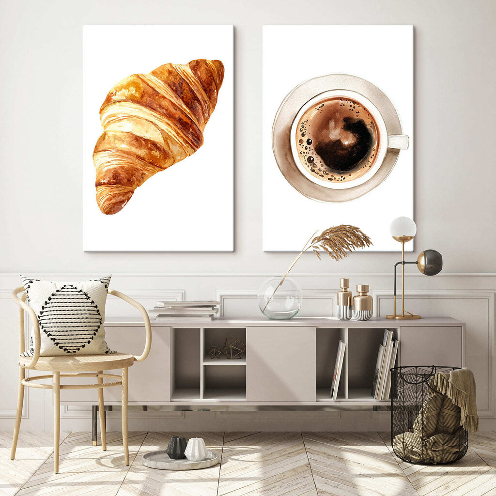 Kaffee und Croissant in einem Interieur