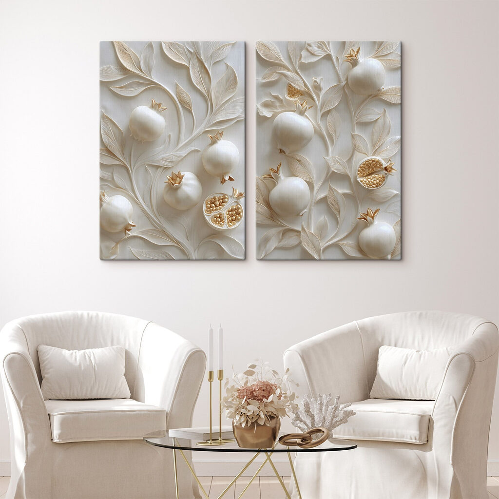 Granatäpfel zwischen weißen Blättern in einem Interieur