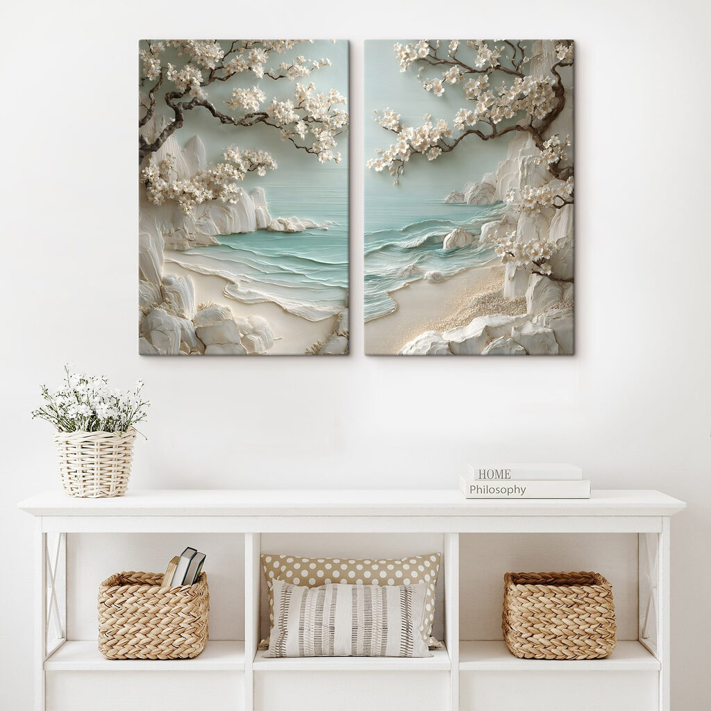 Blüten über türkisfarbenem Wasser in einem Interieur