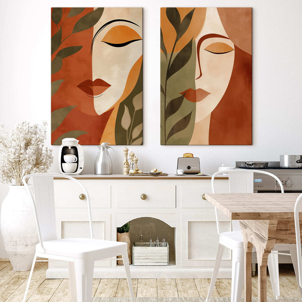 Gesichter hinter Blättern in einem Interieur