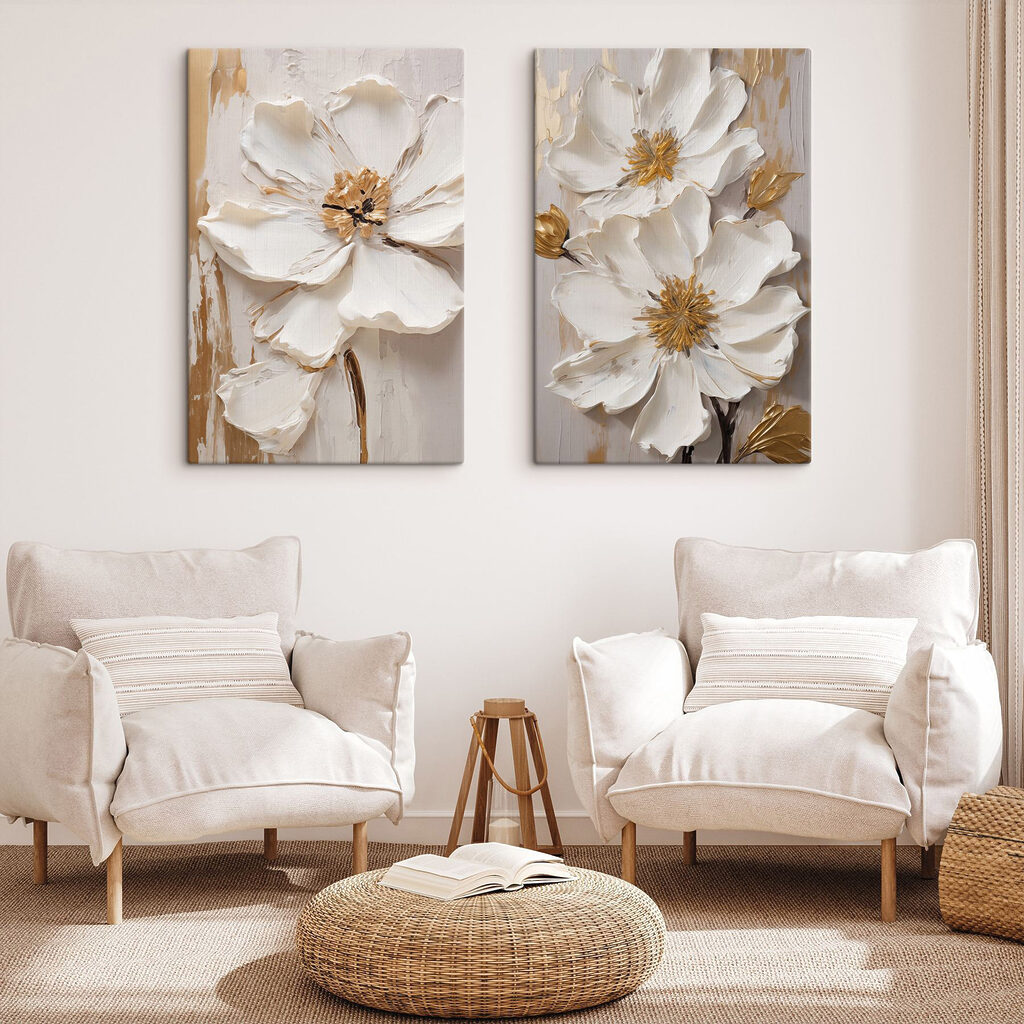 Weiße Blüten mit Goldrand in einem Interieur