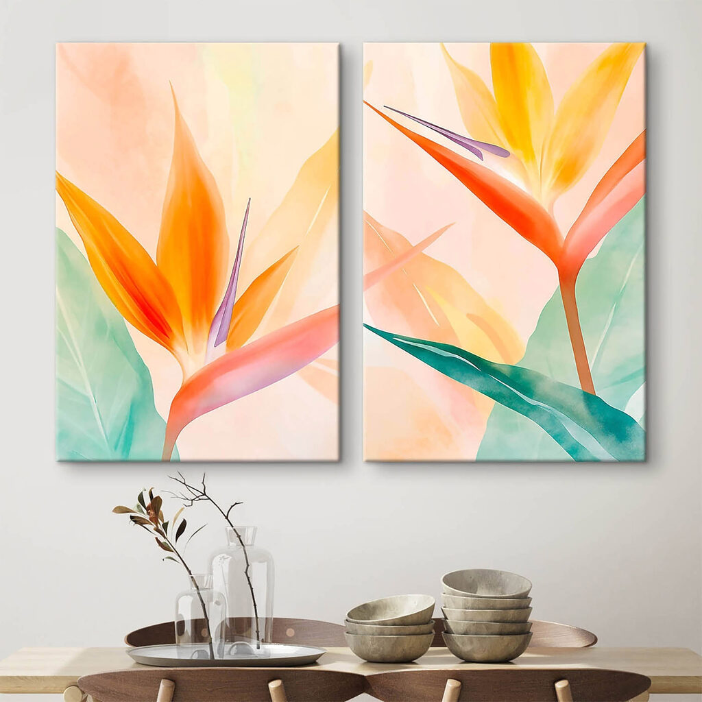 Aufblühende Tropenblumen in einem Interieur