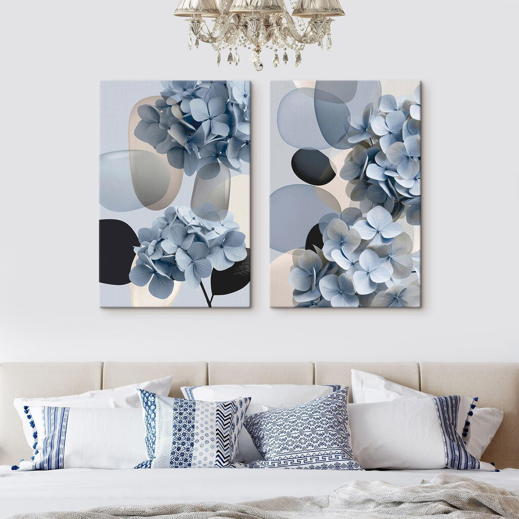 Blaue Blüten zwischen Kreisen in einem Interieur