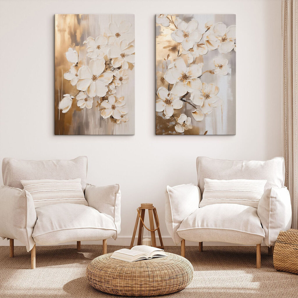 Weiße Blüten im Abendschein in einem Interieur