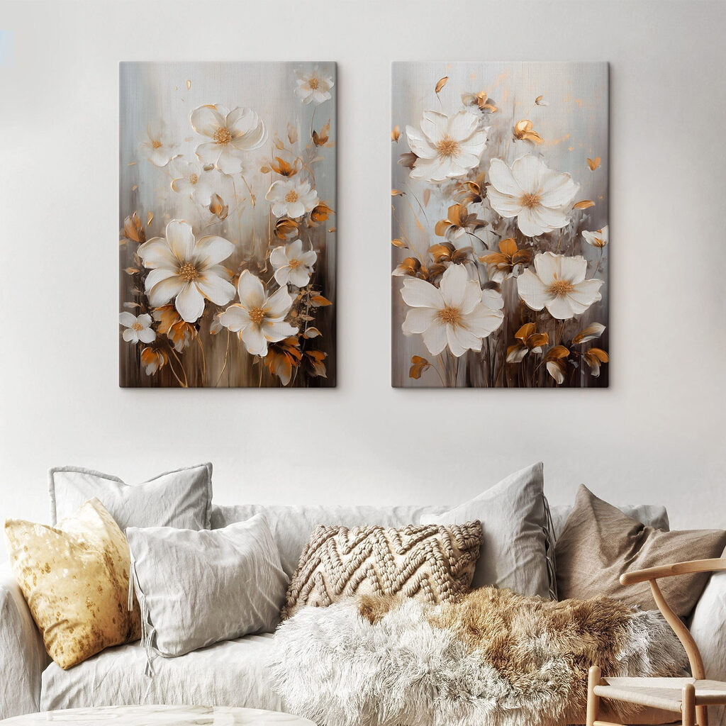 Blüten über dunklen Strichen in einem Interieur