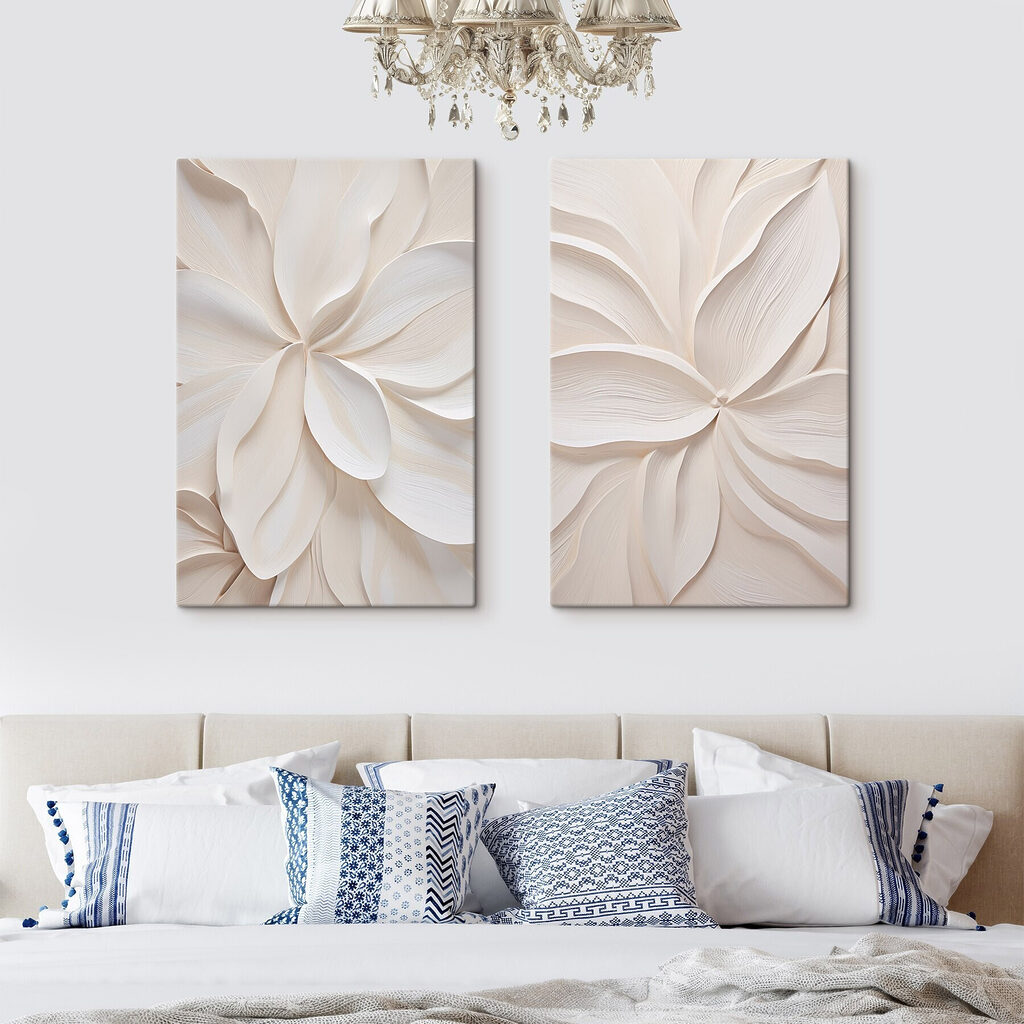 Blüten in weißen Falten in einem Interieur