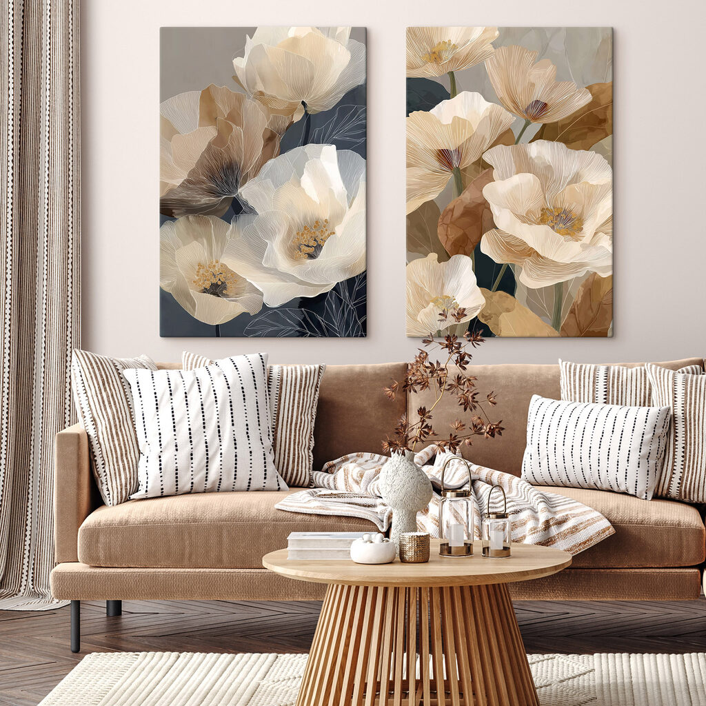 Cremefarbene Blüten auf Grau in einem Interieur