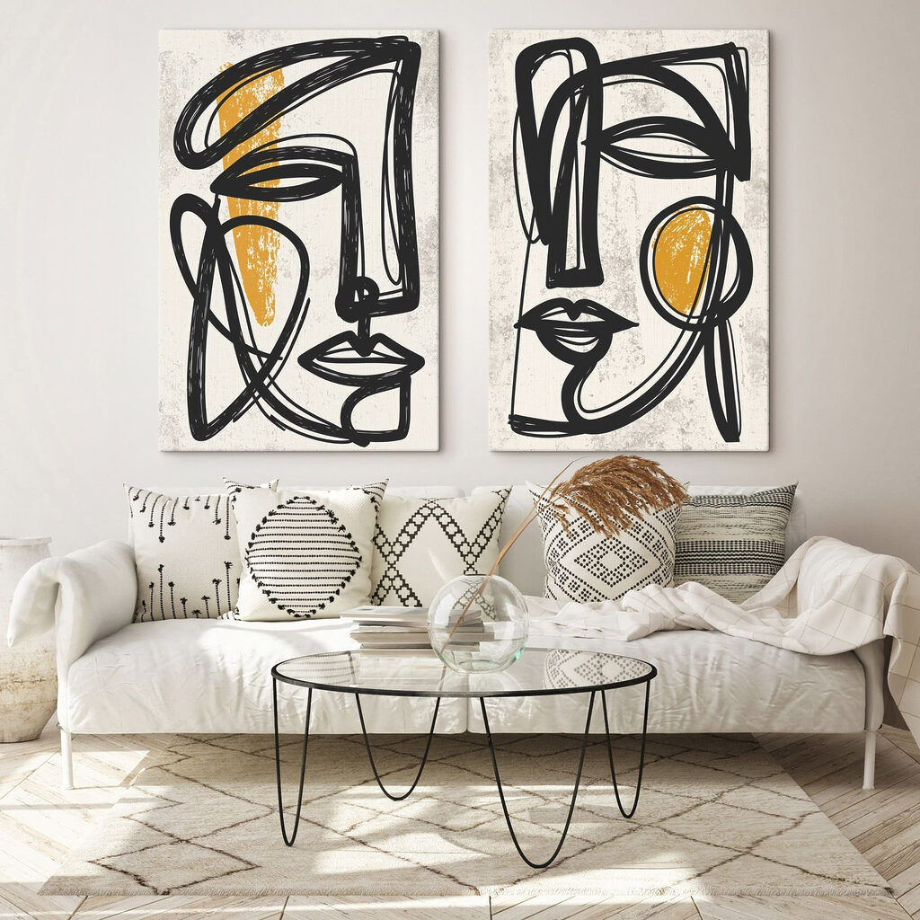 Gesichter mit ockergelben Wangen in einem Interieur