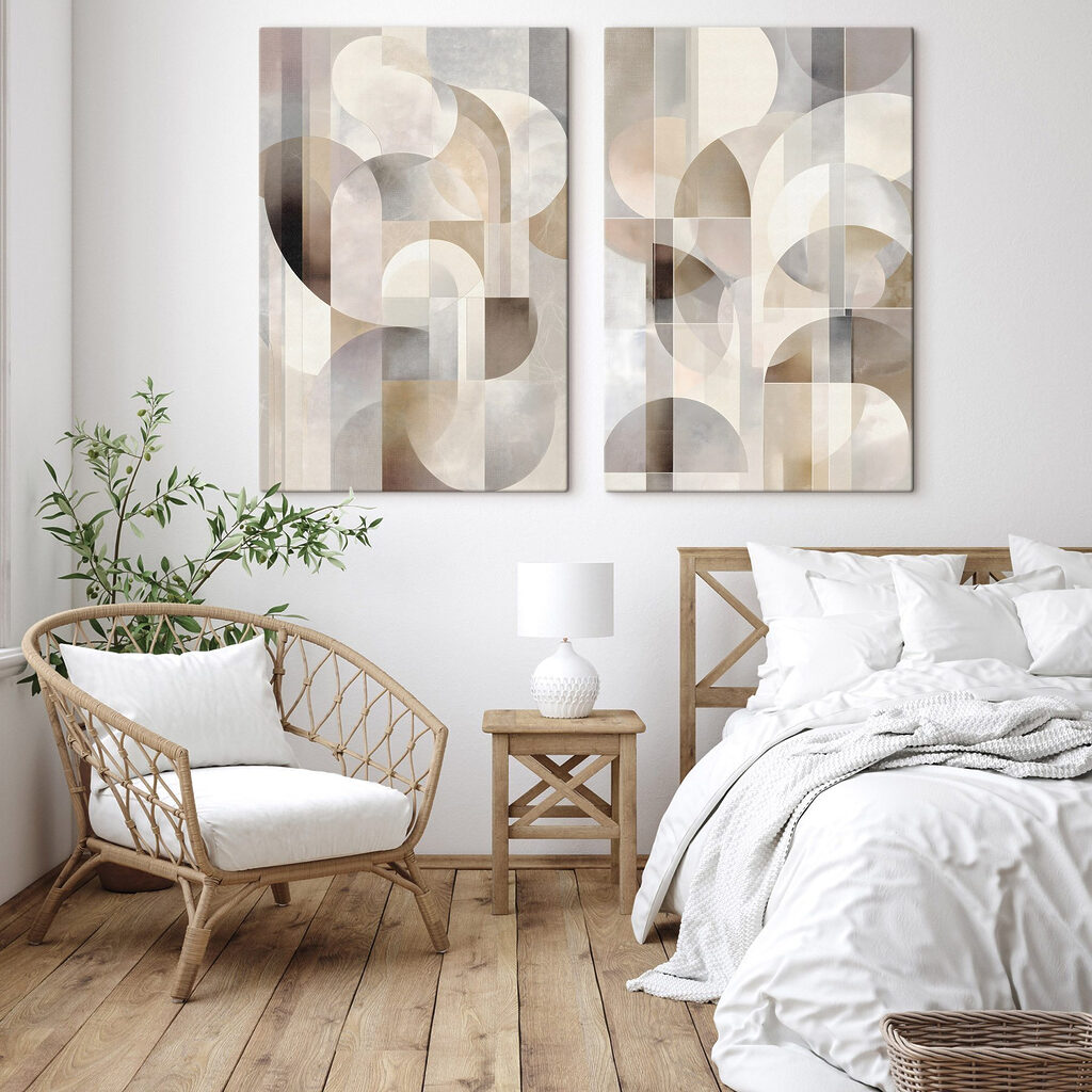 Bögen im hellen Mosaik in einem Interieur