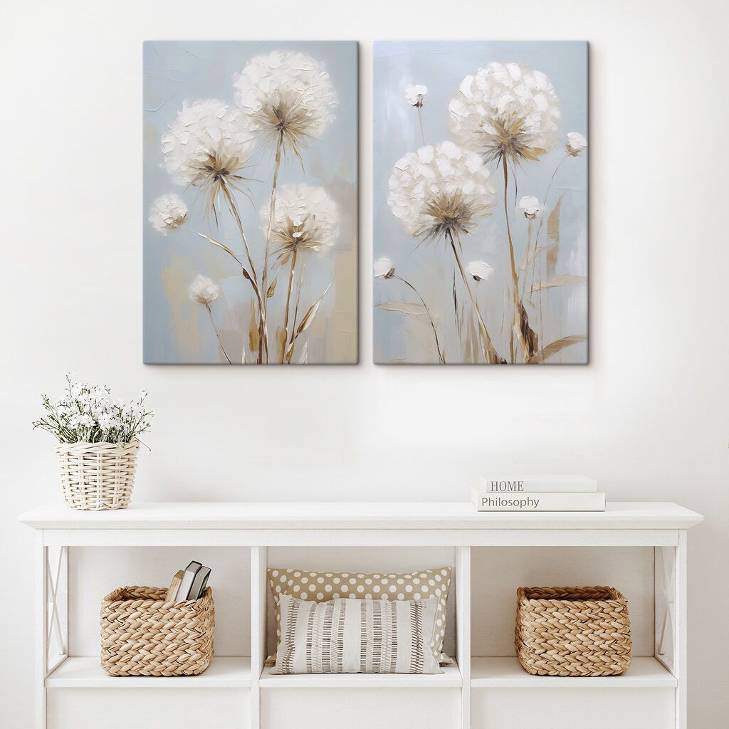 Weiße Pusteblumen auf Blau in einem Interieur